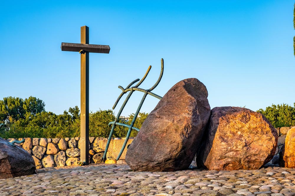 Pomnik - Krzyż poświęcony ofiarom komunistów na Służewcu